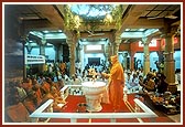 Swamishri performs the murti-pratishtha rituals of Shri Nilkanth Varni in the Rang Mandap at the BAPS Shri Swaminarayan Mandir, Surat 