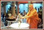 Swamishri performs the murti-pratishtha rituals of Shri Nilkanth Varni in the Rang Mandap at the BAPS Shri Swaminarayan Mandir, Surat 