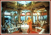 Swamishri performs the murti-pratishtha rituals of Shri Nilkanth Varni in the Rang Mandap at the BAPS Shri Swaminarayan Mandir, Surat 