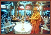 Swamishri performs the murti-pratishtha rituals of Shri Nilkanth Varni in the Rang Mandap at the BAPS Shri Swaminarayan Mandir, Surat 