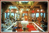 Performs the murti-pratishtha arti