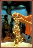 Swamishri performs the first abhishek of Shri Nilkanth Varni