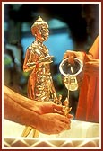 ... and also performs the abhishek of Shri Harikrishna Maharaj