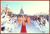 Swamishri responds to the welcome accorded by devotees