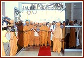 Swamishri performs the Vedic rituals of entry to the hospital