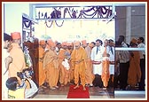 Swamishri performs the Vedic rituals of entry to the hospital