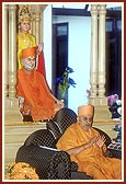 Swamishri blesses the doctors and staff in the hospital foyer