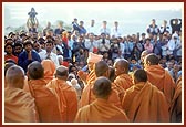 Swamishri engaged in darshan at the gurus' shrine