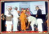 The Chief Minister and Government ministers receive Swamishri's blessings before leaving