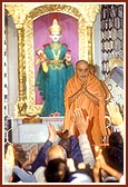 Swamishri humbly responds to the welcome accorded by devotees