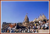 Swamishri departs from BAPS Shri Swaminarayan Mandir