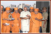 Chief Minister of Gujarat, Shri Narendra Modi, inaugurates the BAPS Pramukh Swami Hospital