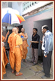 Swamishri travels through the lanes of Atladra village