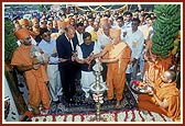 Swamishri inaugurates BAPS Swaminarayan Vidyamandir (primary school)