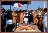 Swamishri performs bhumi-pujan rituals for the second phase of school construction