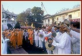 Swamishri blesses a bhajan-group of devotees from neighboring villages 