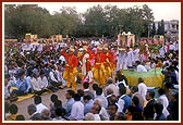 Six murtis of Shri Harikrishna Maharaj are welcomed in six decorated palanquins during the dedication assembly