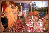 Swamishri prays to all six murtis of Shri Harikrishna Maharaj