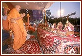 Swamishri prays to all six murtis of Shri Harikrishna Maharaj