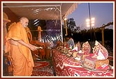 Swamishri performs arti of all six murtis of Shri Harikrishna Maharaj