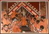 The sadhus of Atladra collectively honor Swamishri with a garland