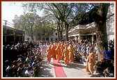 Swamishri departs from Atladra mandir