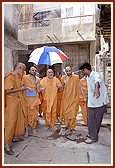 Swamishri travels through the lanes of Atladra village