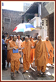 Swamishri travels through the lanes of Atladra village