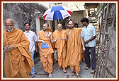 Swamishri travels through the lanes of Atladra village