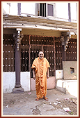 After having darshan of the house where Brahmaswarup Shastriji Maharaj had stayed several times before the BAPS mandir in Atladra was built, a group photo of Swamishri and devotees was taken outside the home.