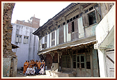 After having darshan of the house where Brahmaswarup Shastriji Maharaj had stayed several times before the BAPS mandir in Atladra was built, a group photo of Swamishri and devotees was taken outside the home.