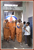 Swamishri travels through the lanes of Atladra village
