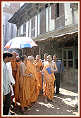 After having darshan of the house where Brahmaswarup Shastriji Maharaj had stayed several times before the BAPS mandir in Atladra was built, a group photo of Swamishri and devotees was taken outside the home.