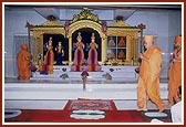 Swamishri performs pradakshina of Thakorji