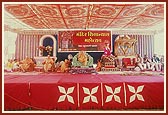 Stage with Swamishri, senior sadhus and guests