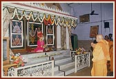 Swamishri engaged in darshan of Thakorji at BAPS Shri Swaminarayan Mandir, Bodeli