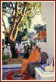 Swamishri addressing the tribal volunteers 