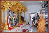 Swamishri performs arti of Thakorji 