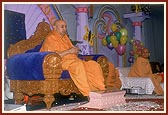 Swamishri blesses the assembly