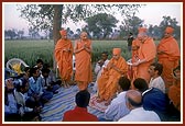 Swamishri prays for the early construction of the new mandir