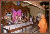 Swamishri performs arti of Thakorji