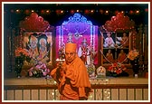 Swamishri performs arti of Thakorji
