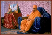Swamishri on stage
