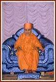 &nbsp;&nbsp;Swamishri blesses the assembly