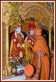   Swamishri performs pujan of murtis during the pratishtha rituals