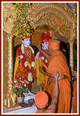 &nbsp;&nbsp;Swamishri performs pujan of murtis during the pratishtha rituals