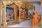 Performs murti-pratishtha arti of the deities 