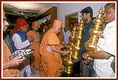 Swamishri performs pujan of kalashas