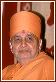 &nbsp;&nbsp;Swamishri in a happy, illustrious mood