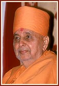 &nbsp;&nbsp;Swamishri in a happy, illustrious mood
